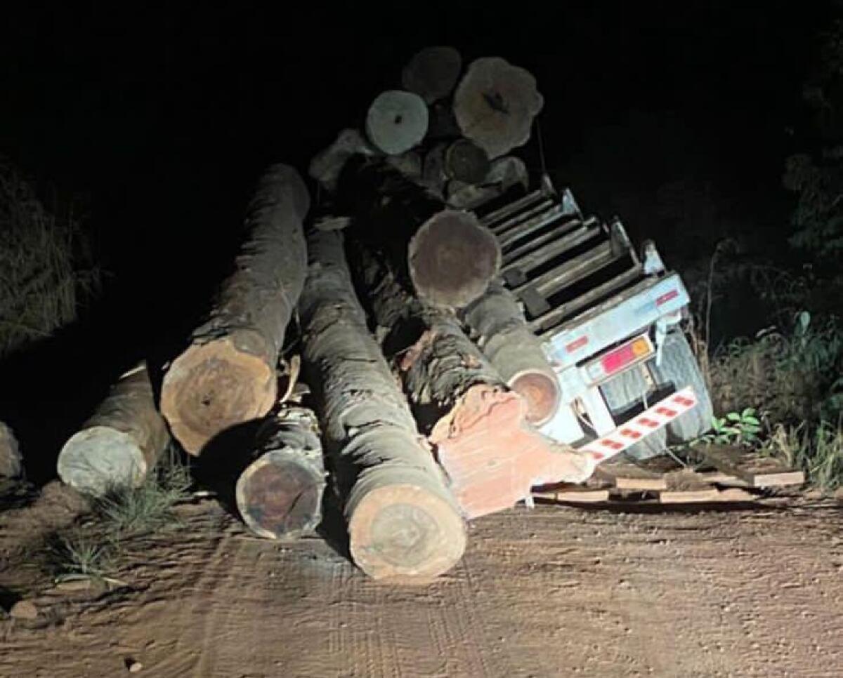 Ponte Quebra Caminh O De Toras Na Estrada De Fontanillas Em Ju Na