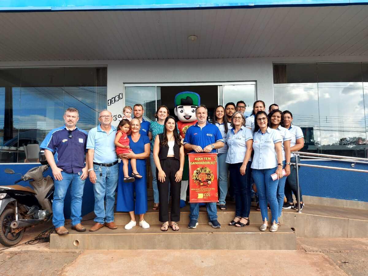 CDL em Juína entrega carro 0km a ganhadora da campanha estadual Natal