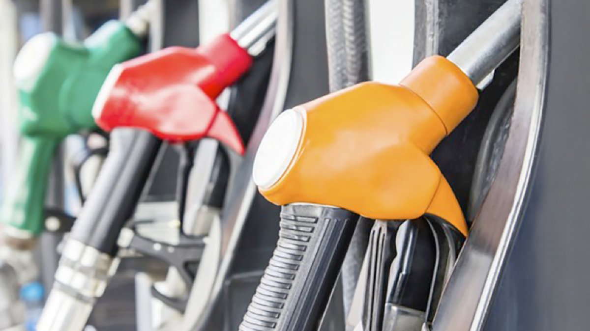 Gasolina no Brasil está em média 8% mais cara do que no exterior e
