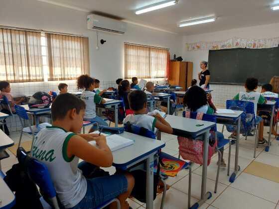 Alunos em sala de aula já com ar-condicionado funcionando (foto: Juína News)