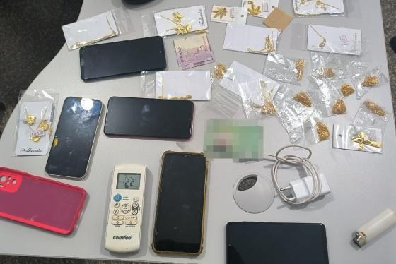 Celulares e bijuterias recuperados com o suspeito preso