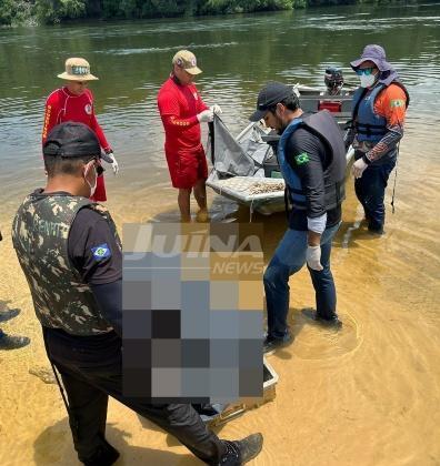 Equipes no local com o corpo da vítima já retirado das águas