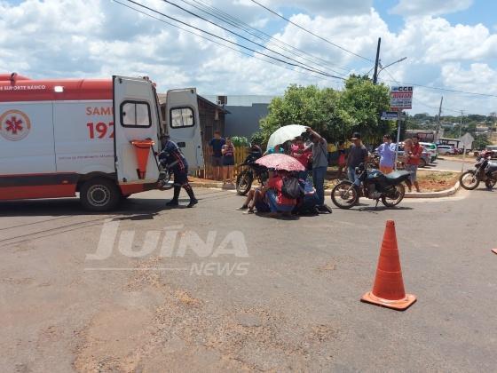 Adolescente caída no chão recebendo atendimento dos profissionais do Samu com apoio da população