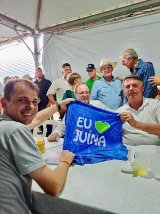 Momento em que o prefeito Paulo Veronese entrega uma camiseta com a frase 