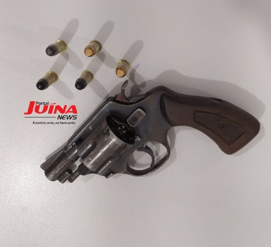 Revólver calibre 38 estava no sutiã da suspeita que foi presa pela PM