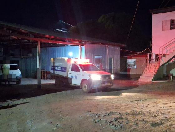 Rabecão do IML fazendo a retirada do corpo de Nelson do local de crime