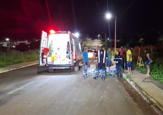 Vítima recebendo atendimento médico no local pelo Samu
