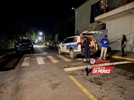 Equipe da Perícia Oficial e Identificação Técnica realizando o exame de local de crime
