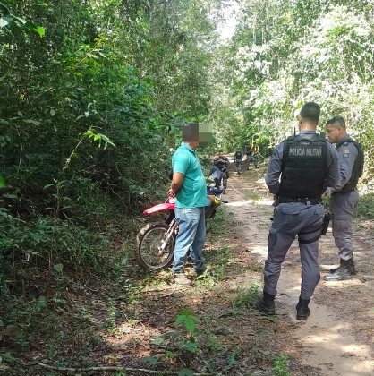 Equipes policiais atuando durante a ocorrência